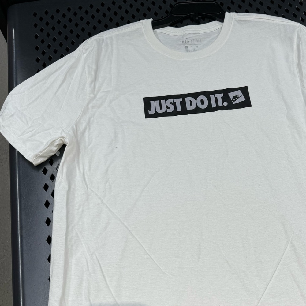 Men Nike Tshirt - Picture 2 of 3